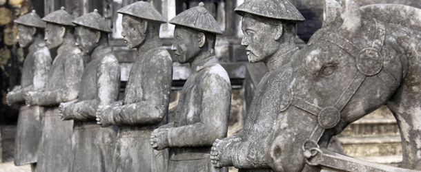 hue-tombs-sculptures